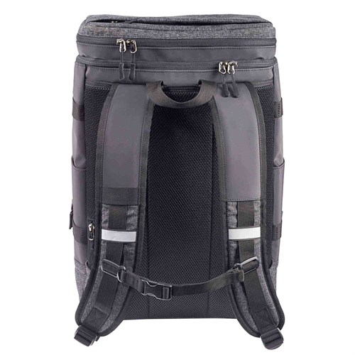 Comfortable to carry fully loaded with flash equipment